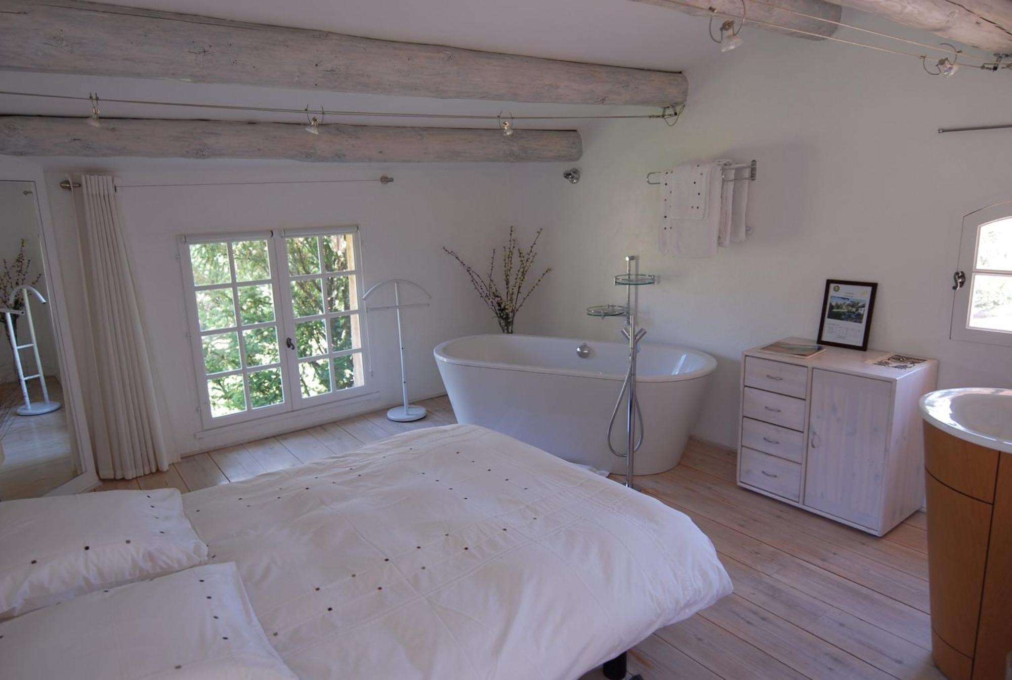 Bed and Breakfast La Ferme Saint-Marc-Jaumegarde Exterior foto