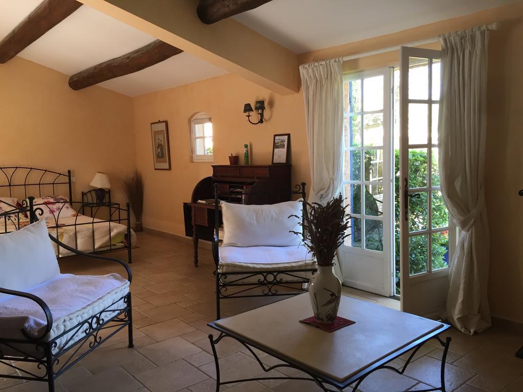 Bed and Breakfast La Ferme Saint-Marc-Jaumegarde Exterior foto
